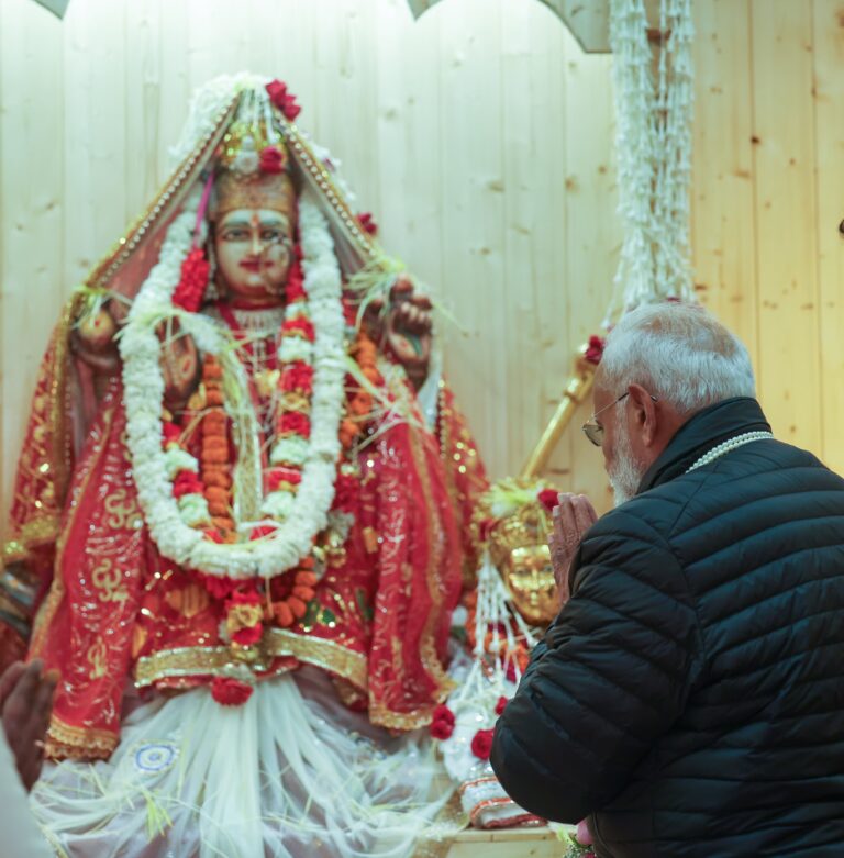 उत्तरकाशी पहुंचे प्रधानमंत्री नरेंद्र मोदी ने सबसे पहले मुखवा गांव में मां गंगा के शीतकालीन गद़्दी स्थल पर पूजा – अर्चना कर देशवासियों के लिए सुख – समृद्धि की कामना की।