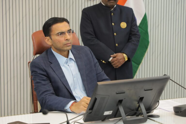 मा0 सीएम के निर्बल प्रथम के संकल्प, को सार्थक करते डीएम सविन  विधवा मॉ के बेटे कृष्णा को मिला स्कूल में दाखिला
