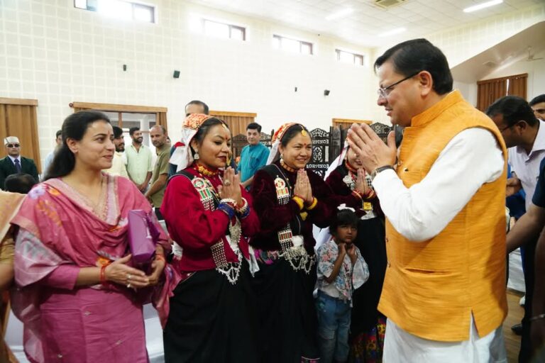 मुख्यमंत्री श्री पुष्कर सिंह धामी से मंगलवार को मुख्यमंत्री आवास स्थित मुख्य सेवक सदन में उपाध्यक्ष जनजाति सलाहकार परिषद (राज्य मंत्री) श्री गीताराम गौड़ के नेतृत्व में जौनसार क्षेत्र से आये लोगों ने भेंट की।