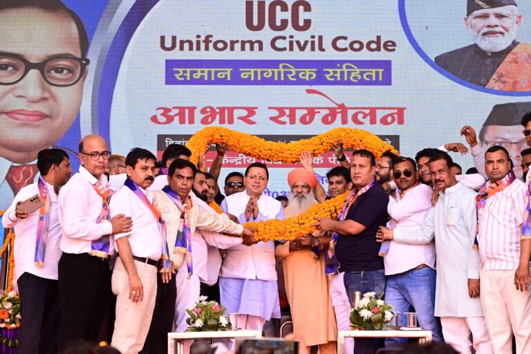 मुख्यमंत्री पुष्कर सिंह धामी को उत्तराखंड में समान नागरिक संहिता (UCC) लागू करने के लिए डॉ. बी.आर. अंबेडकर महामंच द्वारा सम्मानित किया गया।