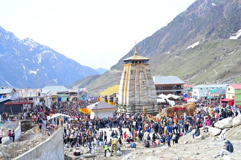 केदारनाथ में लगा बाबा के भक्तों का तांता  दो दिनों में ही श्रद्धालुओं का आंकड़ा पहुंचा 55 हजार के पार