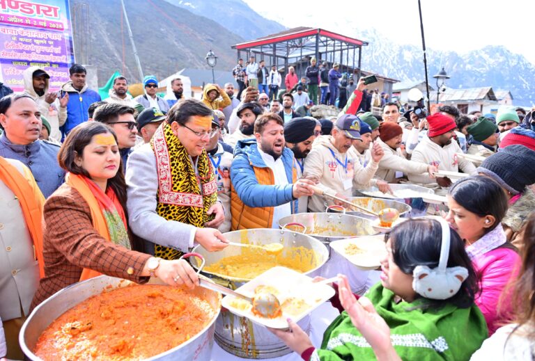 केदारनाथ में मुख्य सेवक भंडारा में मुख्यमंत्री ने श्रद्धालुओं को वितरित किया प्रसाद।
