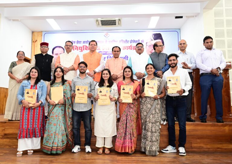 मुख्यमंत्री श्री पुष्कर सिंह धामी ने विभिन्न पदोंं पर नियुक्त 139 अभ्यर्थियों को नियुक्ति पत्र वितरित किए।