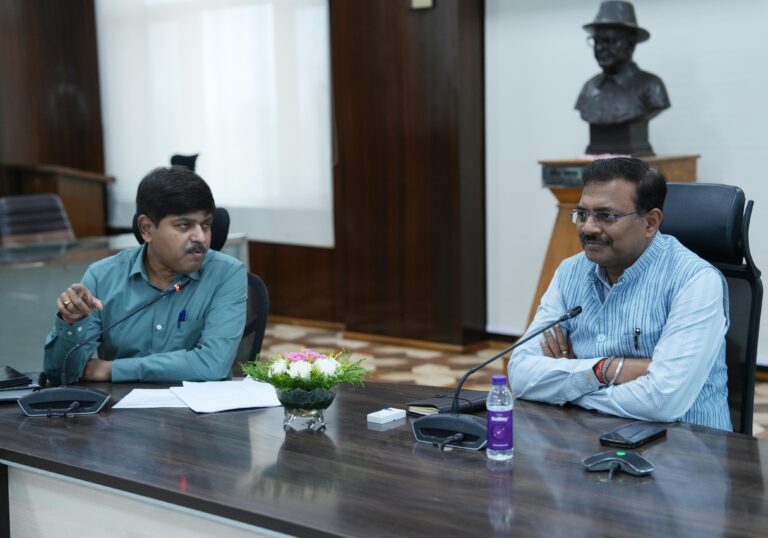 मुख्य सचिव श्री आनन्द बर्द्धन ने बुधवार को सचिवालय में हरिद्वार कॉरिडोर, ऋषिकेश मास्टर प्लान और शारदा कॉरिडोर के सम्बन्ध में बैठक ली। बैठक के दौरान उत्तराखंड निवेश एवं अवसंरचना विकास बोर्ड (यूआईआईडीबी) ने उक्त विषयों पर विस्तृत प्रस्तुतिकरण दिया।