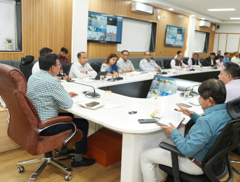 मुख्य सचिव श्री आनन्द बर्द्धन की अध्यक्षता में मंगलवार को सचिवालय में सचिव समिति की बैठक आयोजित हुई। बैठक के दौरान सभी जनपदों के जिलाधिकारी भी वीडियो कांफ्रेंसिंग के माध्यम से जुड़े