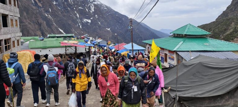 एक महीने में श्री केदारनाथ धाम यात्रा में लगभग 200 करोङ का कारोबार  घोड़ा खच्चर संचालन से 40 करोड़ रुपए, हेली सेवाओं ने किया 35 करोड़ का व्यापार