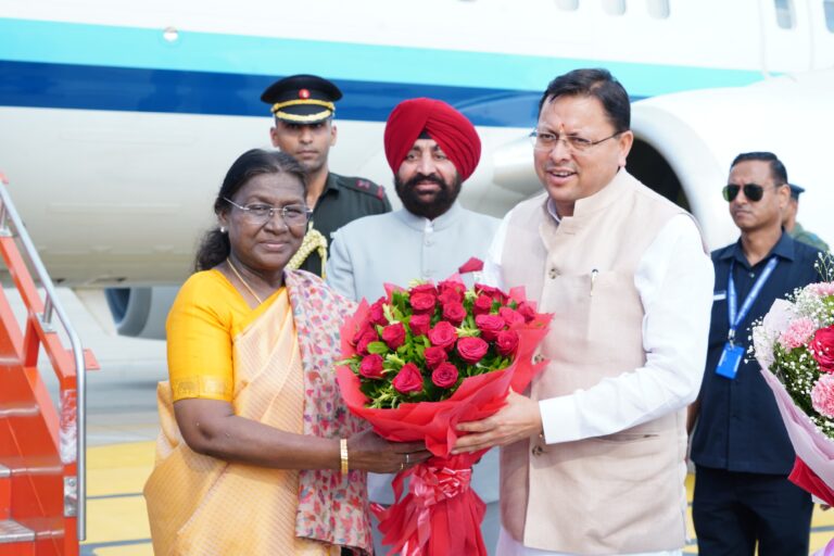 राष्ट्रपति श्रीमती द्रौपदी मुर्मु के उत्तराखण्ड आगमन पर गुरुवार को जौलीग्रांट एयरपोर्ट में राज्यपाल लेफ़्टिनेंट जनरल गुरमीत सिंह (से नि) तथा मुख्यमंत्री श्री पुष्कर सिंह धामी ने उनका स्वागत एवं अभिनंदन किया।