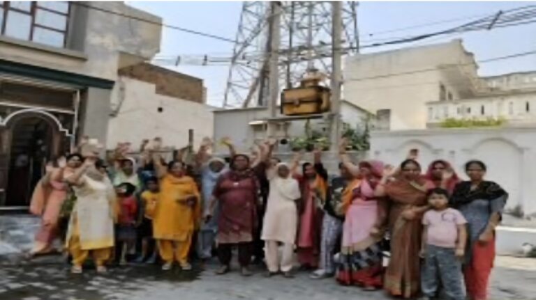 मा0 मुख्यमंत्री के निर्देशन में फ्रंटफुट पर जिला प्रशासन, दर्जनों मोबाईल टावर सील, एक बाद एक बड़े एक्शन  बगैर अनुमति, नक्शे पंजीकरण के लगाए टावर-खूटा कील, तो होगा सीलः जिला प्रशासन