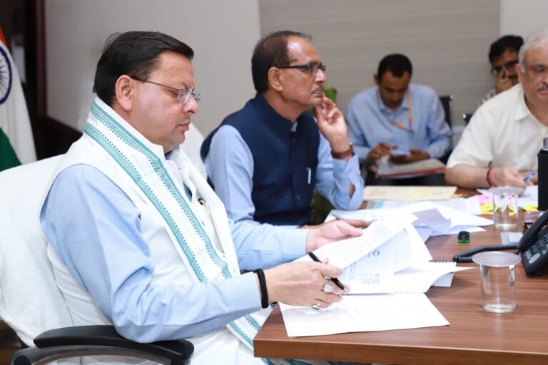 मुख्यमंत्री श्री पुष्कर सिंह धामी सोमवार को मुख्यमंत्री आवास में उच्चस्तरीय बैठक के दौरान अधिकारियों को पर्यटन को बढ़ावा देने के उद्देश्य से हाई अल्टीट्यूड अल्ट्रा मैराथन की शुरुआत करने के निर्देश दिए।