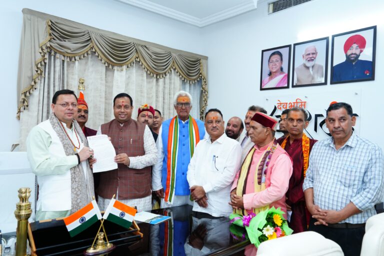 मुख्यमंत्री श्री पुष्कर सिंह धामी से मुख्यमंत्री आवास पर बद्री-केदार मंदिर समिति के प्रतिनिधिमंडल ने मुलाकात की। समिति के अध्यक्ष श्री हेमंत द्विवेदी के नेतृत्व में आए प्रतिनिधियों ने चारधाम यात्रा के सफल, सुचारु और सुरक्षित संचालन के लिए राज्य सरकार का आभार प्रकट किया।