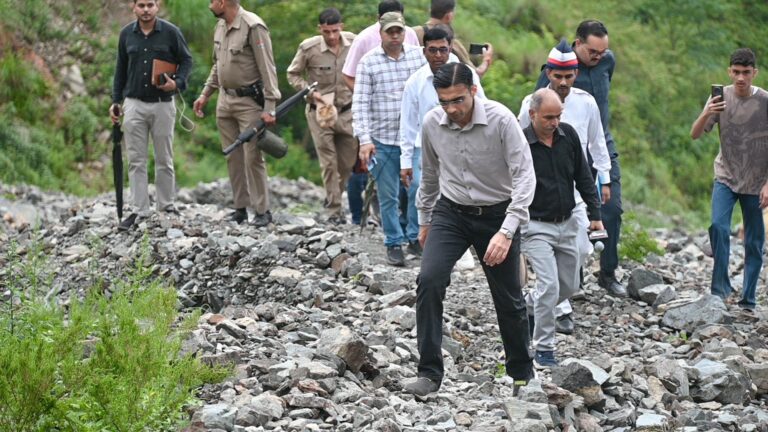 मा0 मुख्यमंत्री के निर्देश पर आपदाग्रस्त अंतिम गांव बटोली दौरे पर प्रथम पंक्ति में पहुचें डीएम  कई किमी भीषण पगडंडी नाप डीएम पंहुचे बटोली के अंतिम महिला, बजुर्गों तक; हुए रूबरू स्थानिकों से;