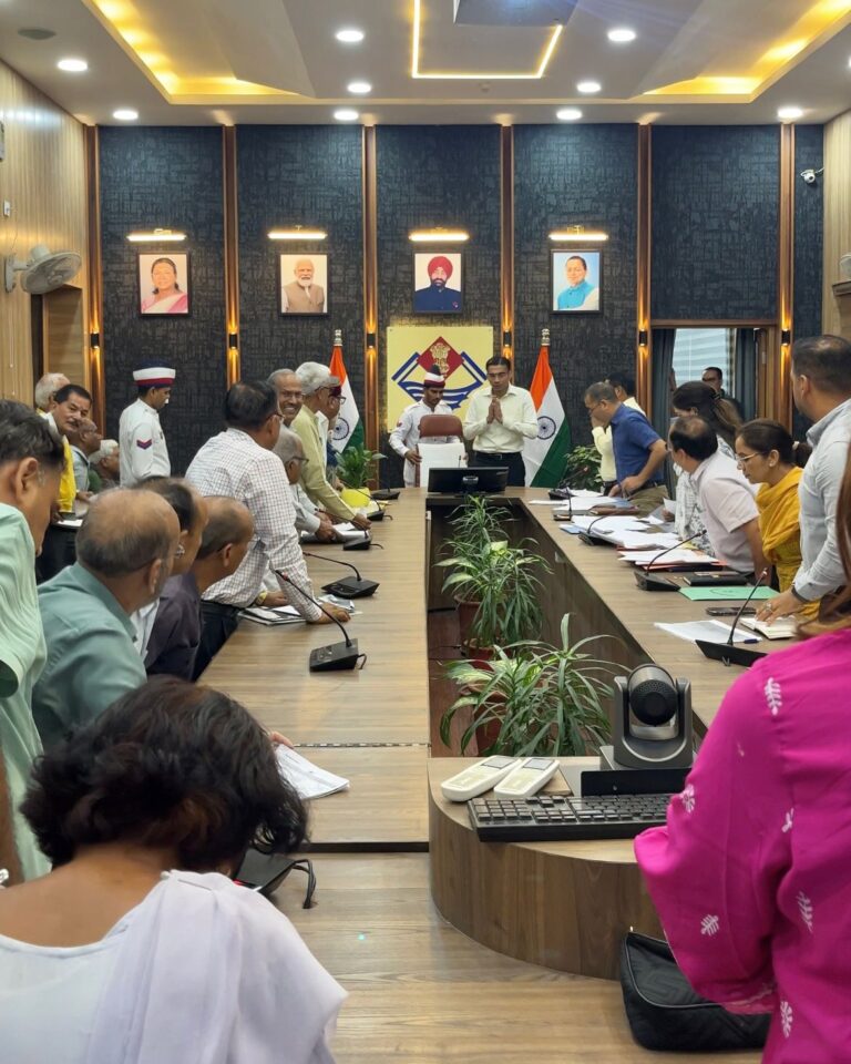 सर्वप्रथम डीएम ने बैठक में विलम्ब से जुड़ने पर उतराधिकारियों से की क्षमा याचना; बुजुर्ग याचियों से मुलाकात में डीएम को हो गया था 15 मिनट का विलम्ब
