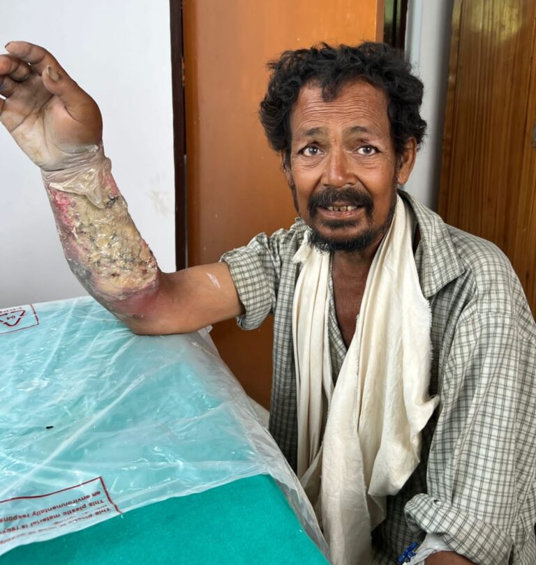 दून चिकित्सालय ने कर दिया था हायर सेंटर रेफर; व्यथित राजू पंहुचा था कलेक्ट्रेट