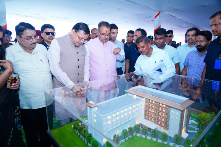 मुख्यमंत्री श्री पुष्कर सिंह धामी ने शुक्रवार को डांडा नूरीवाला सहस्रधारा रोड, देहरादून में आयोजित कार्यक्रम में प्रतिभाग करते हुए ₹58.32 करोड़ लागत से बनने वाले ग्राम्य विकास भवन का शिलान्यास किया।