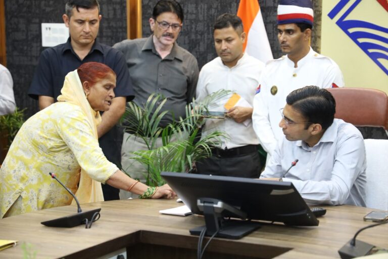 बिन मां की 04 निर्धन बेटियां; जो आज तक नही गई स्कूल; विकट जीवन संघर्ष; सौम्य, संवेदनशील जिला प्रशासन