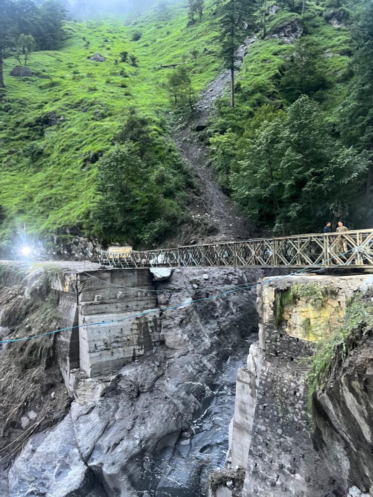 धराली (उत्तरकाशी) में आई आपदा के दौरान कनेक्टिविटी की दृष्टि से अत्यंत महत्वपूर्ण लिमचीगाड पुल बह गया था, जिसकी वजह से आवागमन पूर्ण रूप से बाधित हो गया था। इसके बाद यहाँ बेली ब्रिज बनाने के लिए युद्ध स्तर पर काम किया जा रहा था।
