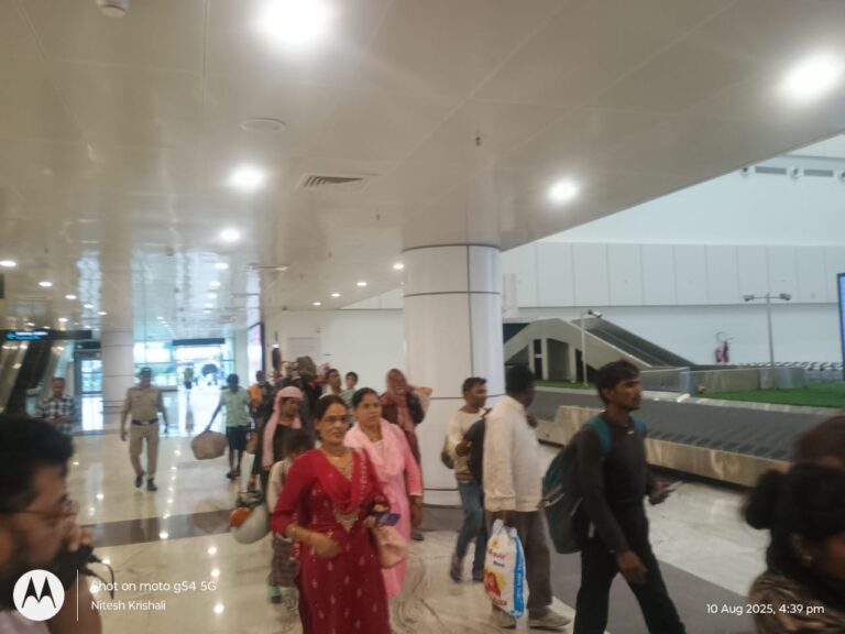 धराली आपदा से फंसे 36 लोगों को रविवार को वायु सेना के विमान से पहुंचाया गया देहरादून जौलीग्रांट।