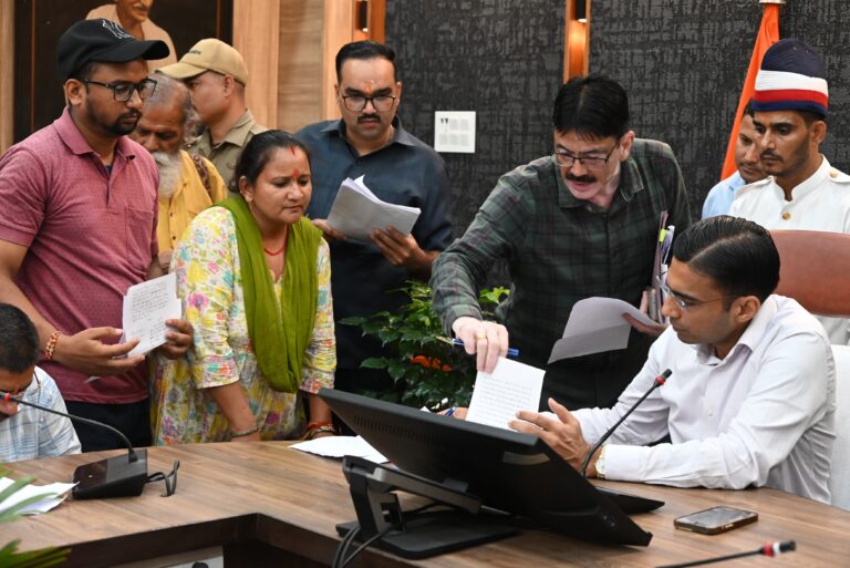 असहाय सुशीला को पेंशन; उपचार; मकान मरम्मत मौके पर ही  मा0 सीएम की प्ररेणा से डीएम जनदर्शन से निकलते जनहित फैसले