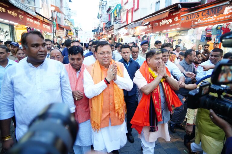 सीएम धामी ने पलटन बाजार देहरादून में आयोजित ‘स्वदेशी अपनाओ, राष्ट्र को आगे बढ़ाओ’ अभियान का किया नेतृत्व*