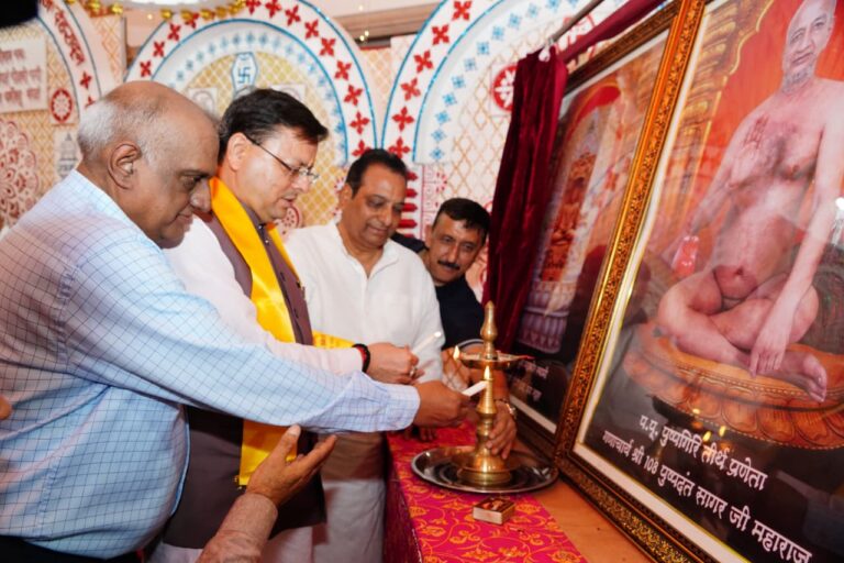 मुख्यमंत्री श्री पुष्कर सिंह धामी ने रविवार को श्री दिगम्बर जैन पंचायती मंदिर में आयोजित जैन समाज सम्मेलन में प्रतिभाग किया और जैन धर्मगुरुओं का आशीर्वाद लिया।