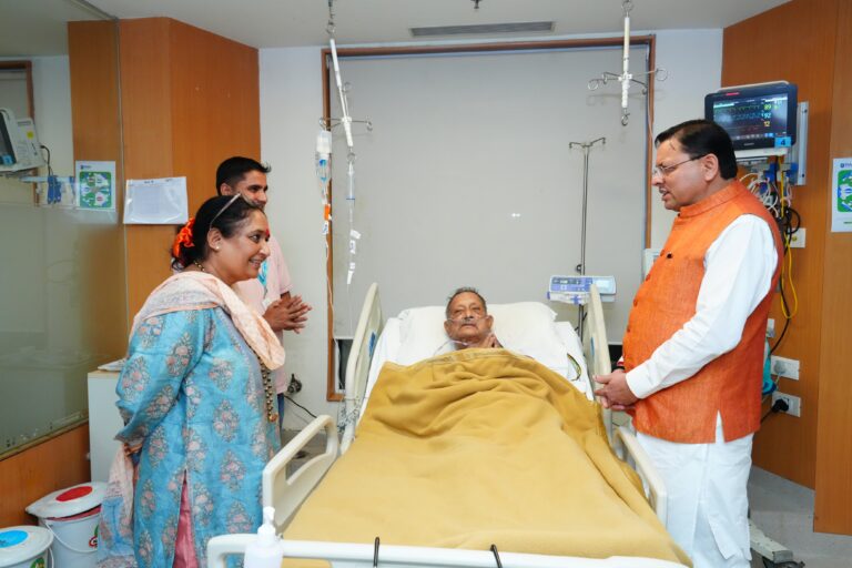 मुख्यमंत्री श्री पुष्कर सिंह धामी ने मैक्स हॉस्पिटल में जाकर पूर्व मुख्यमंत्री श्री भुवन चंद्र खंडूरी के स्वास्थ्य का हालचाल जाना