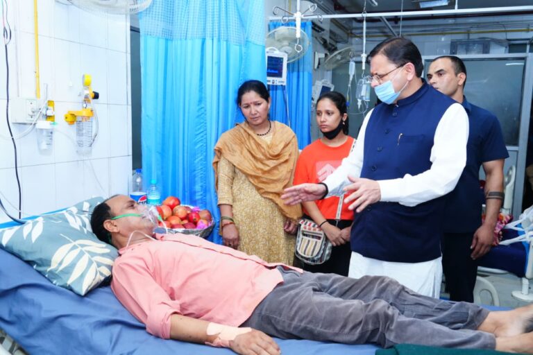 मुख्यमंत्री श्री पुष्कर सिंह धामी ने दून अस्पताल में भर्ती वरिष्ठ पत्रकार श्री मोहन भुलानी का हालचाल जाना