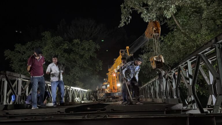 मुख्यमंत्री श्री पुष्कर सिंह धामी ने गुरुवार को राज्य आपदा परिचालन केंद्र से प्रदेशभर में हुई अतिवृष्टि की समीक्षा करने के बाद मसूरी रोड एवं किमाड़ी क्षेत्र का स्थलीय निरीक्षण किया। राहत कार्यों के निरीक्षण के दौरान मुख्यमंत्री ने अधिकारियों को निर्देश दिए कि मुख्य सड़कों की शीघ्र मरम्मत करते हुए यातायात सामान्य बनाया जाए