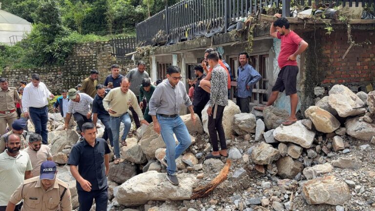 फुलेत, छमरोली, सिमयारी, सिल्ला, क्यारी, सिरोना, गांव की पगडंडी, खेत घुम डीएम ने जाना 4 हज़ार आपदा प्रभावित आबादी का दर्द;  हेली का विकल्प छोड़; दुर्गम रास्तों से पैदल तथा सड़क मार्ग से सफर कर आपदा से हुए नुकसान का लिया जायजा
