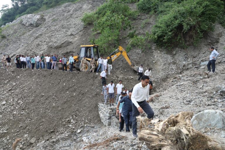 आपदा प्रभावित पूर्ण रूप से कट आफ भितरली कंडरियाणा क्षेत्र में आज फिर आन ग्राउण्ड हुआ पूरा प्रशासनिक अमला