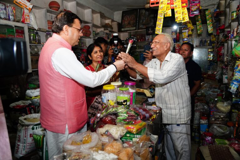 मुख्यमंत्री श्री पुष्कर सिंह धामी, रविवार देर शाम देहरादून स्थित गढ़ी कैंट बाज़ार पहुंचे। इस दौरान उन्होंने स्थानीय व्यापारियों और आमजन से संवाद किया। मुख्यमंत्री ने व्यापारियों से नए जी.एस.टी. स्लैब के बारे में सुझाव व फीडबैक लिया तथा उनसे आम जनता को घटे हुए जी.एस.टी. दरों की जानकारी देने का आग्रह किया।
