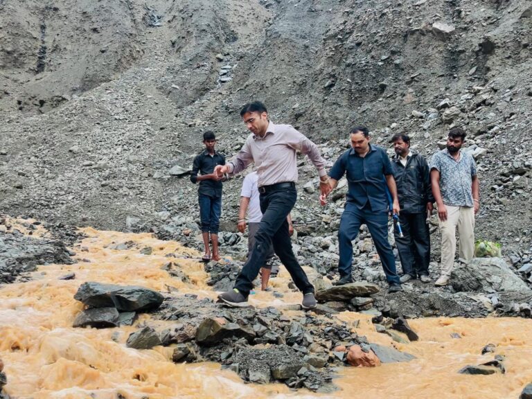 जिला प्रशासन ने बरसात थमते ही 07 दिन के भीतर आपदाग्रस्त क्षेत्र बटोली को सड़क से किया कनेक्ट; घर पहुंचने लगे वाहन