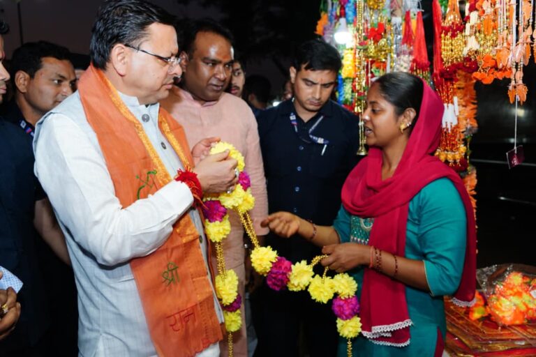 सीएम धामी बोले — “स्थानीय कारीगरों को बढ़ावा देना ही सच्ची दीपावली है, स्वदेशी अपनाएं – आत्मनिर्भर भारत बनाएं