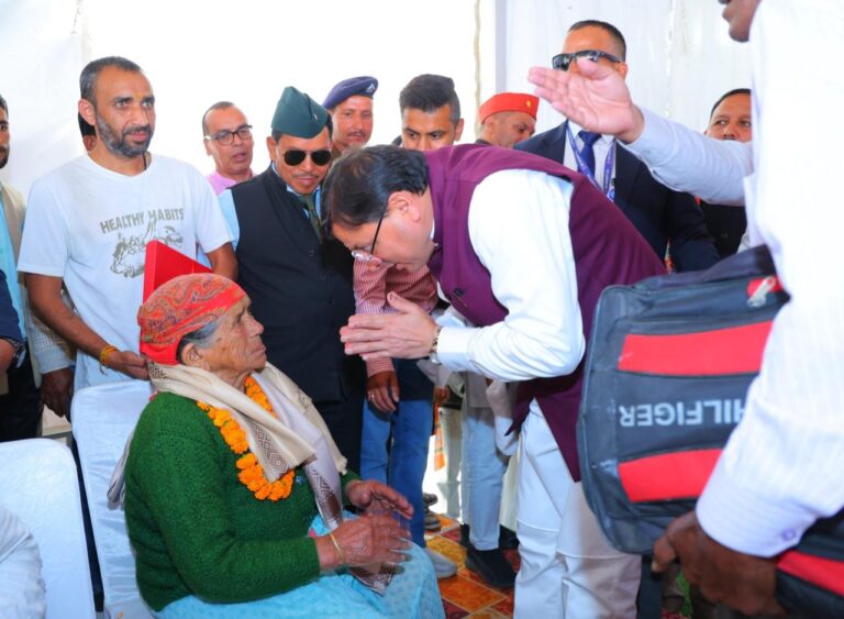 मुख्यमंत्री पुष्कर सिंह धामी ने रविवार को राजकीय इंटर कॉलेज रिखणीखाल, पौड़ी गढ़वाल में आयोजित शहीद स्मरण समारोह में प्रतिभाग किया। इस अवसर पर मुख्यमंत्री ने कुल 102.82 करोड़ रुपये की लागत से 11 विभिन्न विकास योजनाओं का लोकार्पण एवं शिलान्यास किया।