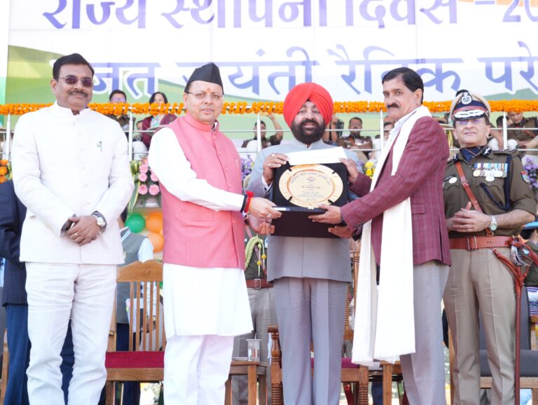 राज्य स्थापना के रजत जयंती समारोह में राज्यपाल ने रैतिक परेड की सलामी ली  समारोह में 08 महानुभावों को राज्य गौरव सम्मान से किया गया सम्मानित