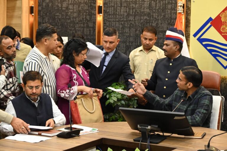 शहर की सफाई व्यवस्था देखने निकले डीएम; अधिकारियों को निर्देश सड़क किनारे न दिखे कूड़े का ढेर  सड़क किनारे झोपड़ी बना निवास कर रहे लोग किए जाएंगे अनयंत्र शिफ्ट; डीएम ने दिए निर्देश