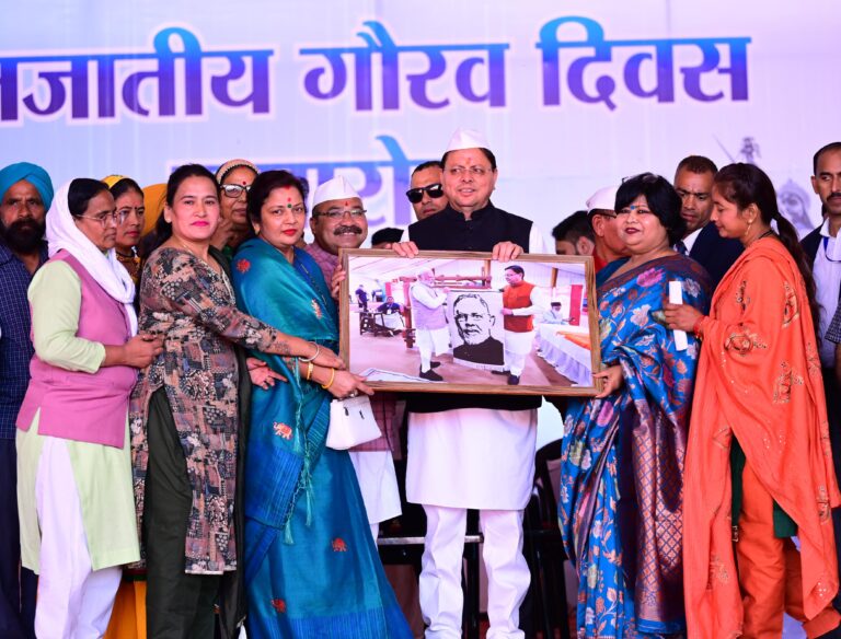 मुख्यमंत्री श्री पुष्कर सिंह धामी ने नानकमत्ता में भगवान बिरसा मुण्डा की 150 वीं जयंती के उपलक्ष्य में आयोजित जनजाति गौरव दिवस समारोह का दीप प्रज्ज्वलित कर शुभारम्भ किया।