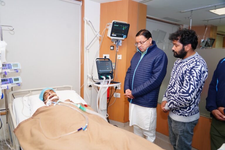मुख्यमंत्री श्री पुष्कर सिंह धामी ने मैक्स हॉस्पिटल में उपचाराधीन श्री हिम्मत सिंह (पिता – लोकगायक गोविंद दिगारी) से की मुलाकात