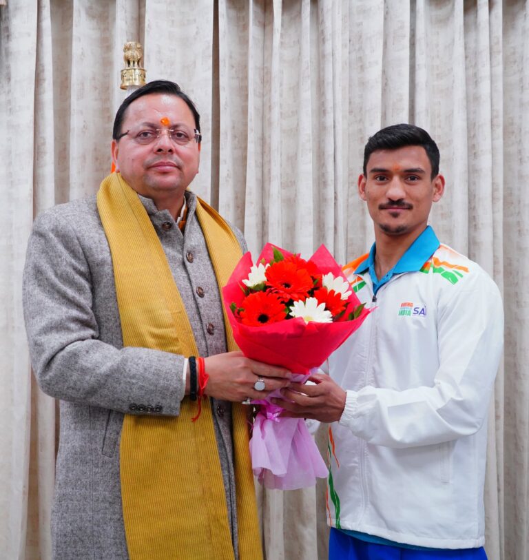 मुख्यमंत्री श्री पुष्कर सिंह धामी से आज मुख्यमंत्री आवास में अंतरराष्ट्रीय स्तर पर उत्कृष्ट प्रदर्शन करने वाले बॉक्सर पवन बर्त्वाल ने शिष्टाचार भेंट की। पवन बर्त्वाल ने हाल ही में वर्ल्ड बॉक्सिंग कप 2025 में रजत पदक जीता है |