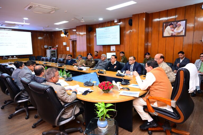 मुख्यमंत्री श्री पुष्कर सिंह धामी ने गुरूवार को सचिवालय में जेल विकास बोर्ड बैठक के दौरान अधिकारियों को निर्देश दिये कि राज्य की सभी जेलों में ‘एक जेल-एक प्रोडक्ट‘ का विकास किया जाए। कारागारों में निरूद्ध बन्दियों के कौशल विकास हेतु नियमित कार्यक्रम आयोजित किये जाएं।