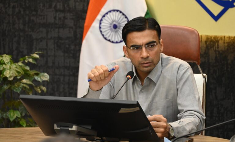 प्रशासन का बड़ा एक्शन सीएचसी रायपुर; एक ही व्यक्ति विशेष का जन औषधि केंद्र व बगल में ही मेडिकल स्टोर दोने के लाइसेंस निरस्त
