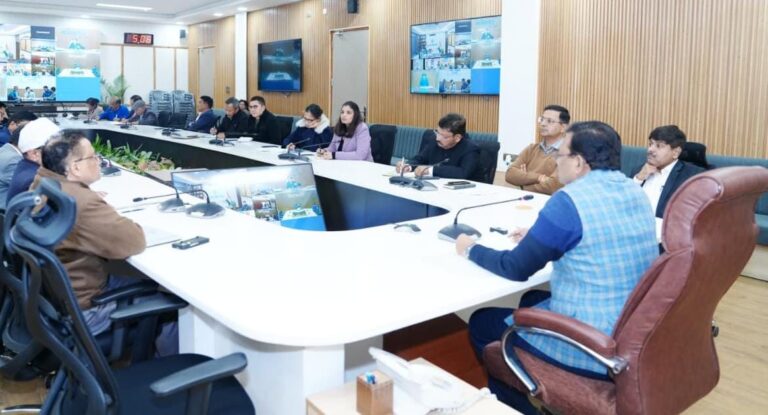 देहरादून  मुख्य सचिव श्री आनन्द बर्द्धन ने मंगलवार को सचिवालय में जिलाधिकारियों के साथ वीडियो कॉन्फ्रेंसिंग के माध्यम से बैठक ली।