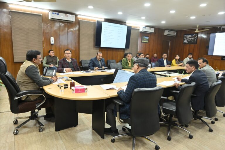 मुख्य सचिव श्री आनन्द बर्द्धन ने गुरुवार को सचिवालय में सेवा का अधिकार के अंतर्गत सेवाओं की समीक्षा की। मुख्य सचिव ने कहा कि अधिक से अधिक नागरिक केंद्रित सेवाओं को सेवा का अधिकार एक्ट के दायरे में लाया जाना चाहिए।