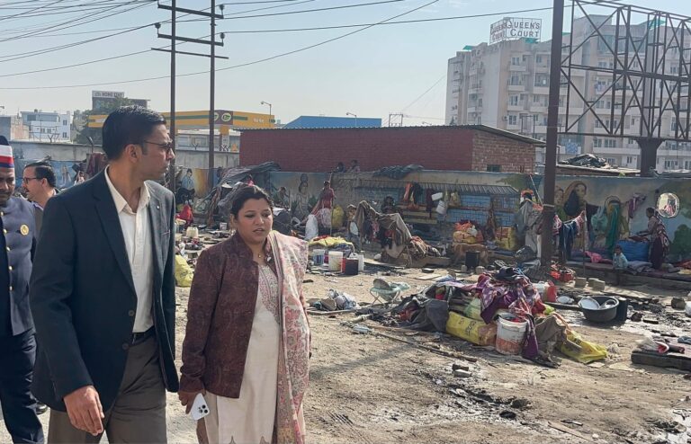 लोेकहित में जिला प्रशासन का बड़ा निर्णय; संडे बजार शिफ्टिंग आदेश जारी  रविवार को शहर के यातायात का दम घोट रहे संडे बाजार को जिला प्रशासन ने पटका शहर के बाहर