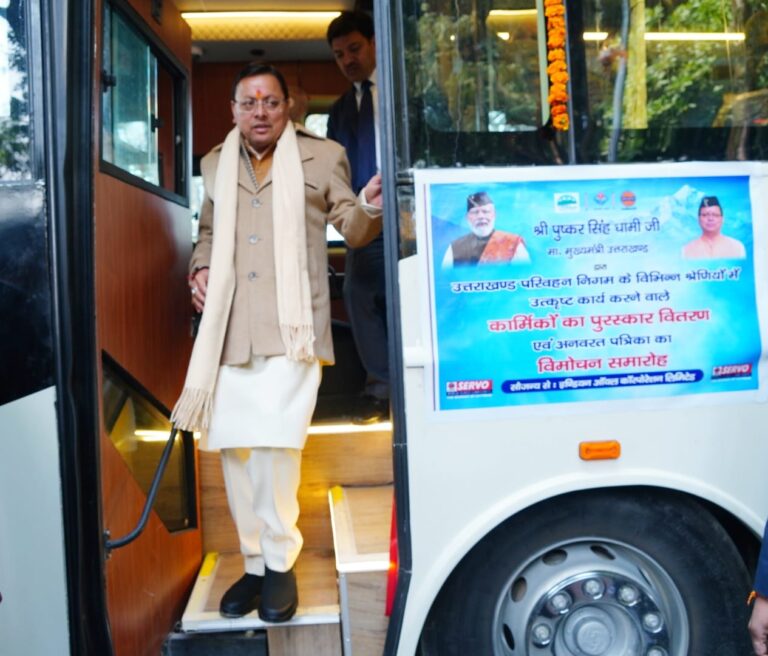 उत्तराखंड परिवहन निगम के बेड़े में 100 नई बसें शामिल  मुख्यमंत्री कैम्प कार्यालय से मुख्यमंत्री ने किया फ्लैग ऑफ