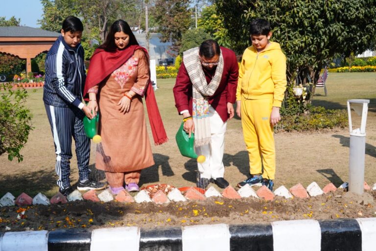 मुख्यमंत्री आवास परिसर के उद्यान में 17 प्रजातियों के चार हजार ट्यूलिप उगाने की मुहिम का किया शुभारंभ