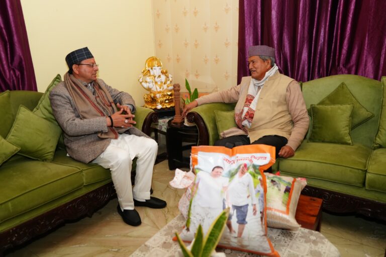 मुख्यमंत्री श्री पुष्कर सिंह धामी ने पूर्व मुख्यमंत्री श्री हरीश रावत से की शिष्टाचार भेंट, कुशलक्षेम जाना