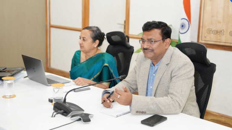 केंद्र सरकार द्वारा कारोबार में सुगमता बढ़ाने के लिए गठित टास्क फोर्स की अध्यक्ष एवं राष्ट्रीय पिछड़ा वर्ग आयोग की सचिव मीता राजीव लोचन एवं मुख्य सचिव श्री आनंद बर्द्धन की अध्यक्षता में सोमवार को सचिवालय में राज्य में ईज ऑफ़ डूइंग बिजनेस (फेज 2) के अंतर्गत किए जा रहे कार्यों की समीक्षा की गई। 