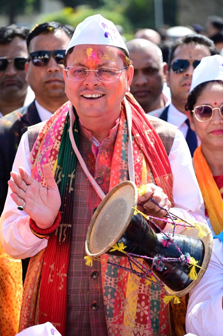 लोक गीतों की धुनों के बीच सीएम आवास में निखरे होली के रंग