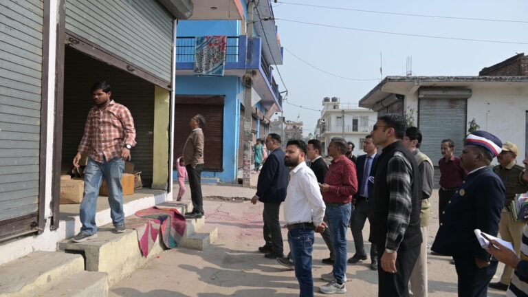 मा0 गृहमंत्री भारत सरकार के कार्यक्रम की समीक्षा से लौटते हुए देहरादून जिले के आंगनबाड़ी केन्द्रों में पूर्ति कर रहे भगवानपुर स्थित गौदाम का औचक निरीक्षण