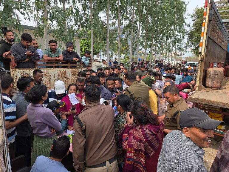 जिला प्रशासन के आदेशों की नाफरमानी पर शहीद हीरा गैस एजेंसी शिमला बाईपास रोड के सिलेंडर जिला प्रशासन ने जब्त कर लिए तथा गैस एजेंसी स्वामी के विरूद्ध मुकदमा दर्ज कर दिया